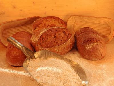 Brot mit Mehl und Mehlschaufel von Bäckerei & Konditorei Haferkorn in Grimma