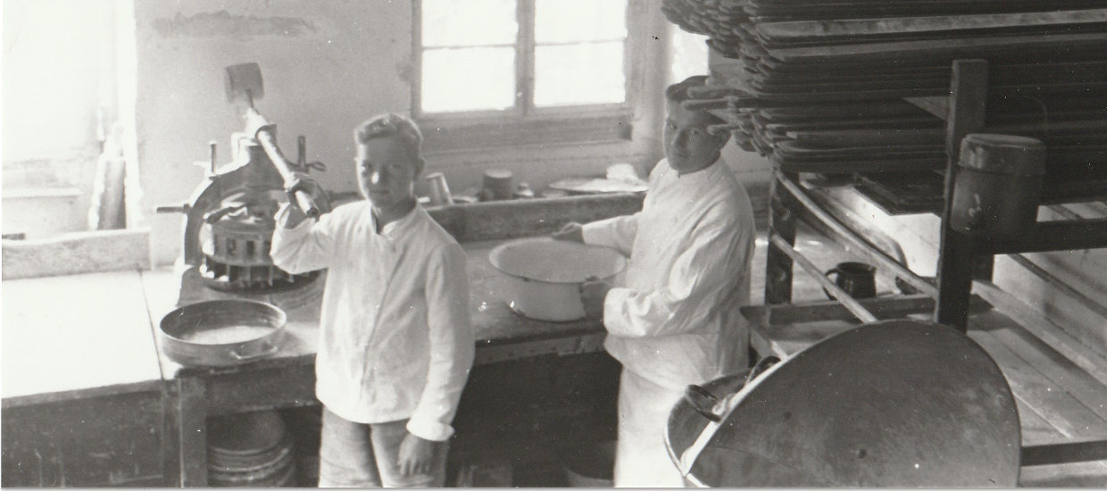 Walter Haferkorn mit Geselle in der Bäckerei Haferkorn