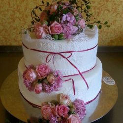Hochzeitstorte 2-stöckig Zuckerspitze echte Blumen von Bäckerei & Konditorei Haferkorn in Grimma