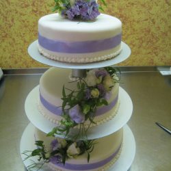 Hochzeitstorte 3-stöckig Schleifenband echte Blumen von Bäckerei & Konditorei Haferkorn in Grimma