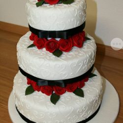 Hochzeitstorte 3-stöckig echte rote Rosen von Bäckerei & Konditorei Haferkorn in Grimma