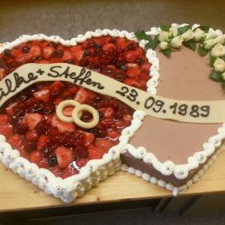 Hochzeitstorte Doppelherz Obst Sahne von Bäckerei & Konditorei Haferkorn in Grimma