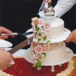 Hochzeitstorte Erdbeerherz mit 2-stöckigem Aufsatz von Bäckerei & Konditorei Haferkorn in Grimma