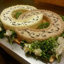 Hochzeitstorte zwei Ringe ineinander von Bäckerei & Konditorei Haferkorn in Grimma