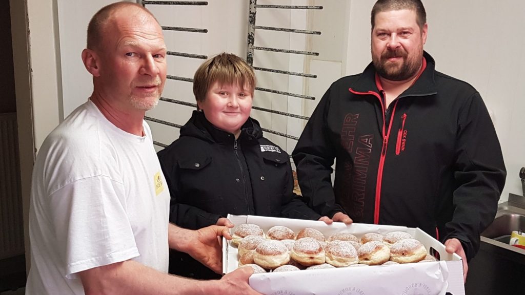 Pfannkuchenübergabe an die Jugendfeuerwehr Grimma